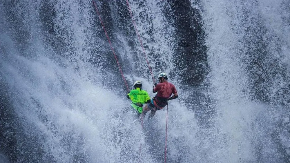 ririn ekawati dan ibnu jamil menuruni air terjun Instagram