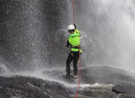 ririn ekawati dan ibnu jamil menuruni air terjun Instagram