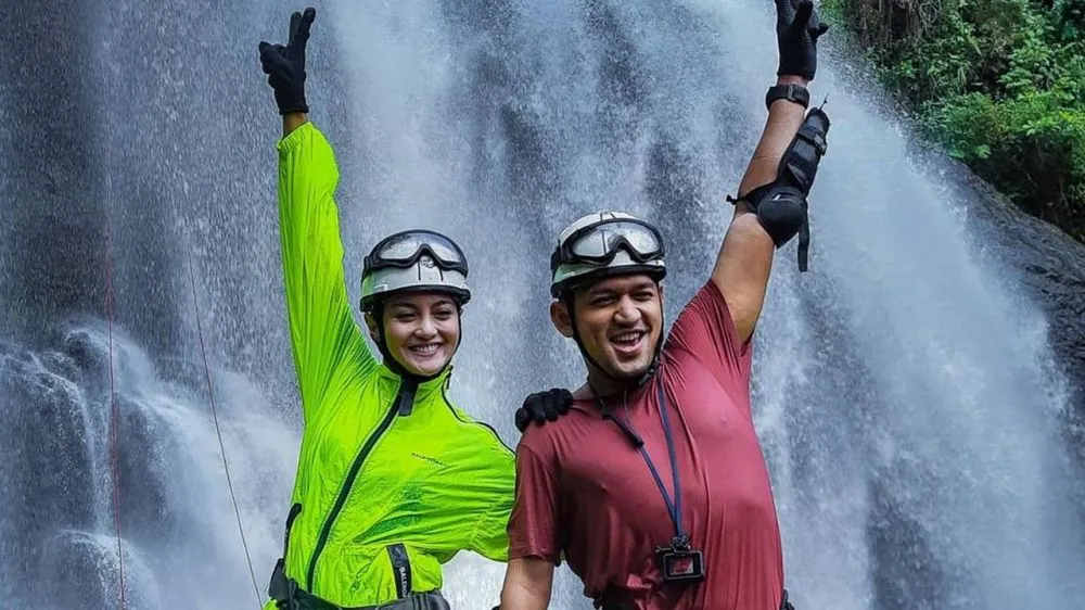 ririn ekawati dan ibnu jamil menuruni air terjun Instagram