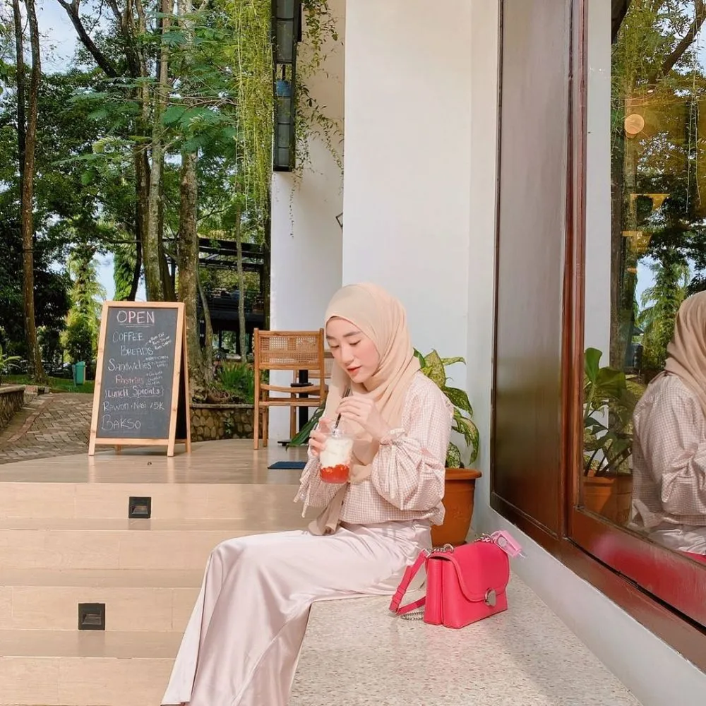 pemasukan Larissa Chou © berbagai sumber pemasukan Larissa Chou © berbagai sumber