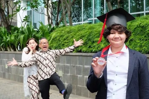 Momen Mona Ratuliu rayakan wisuda anak dari berbagai sumber