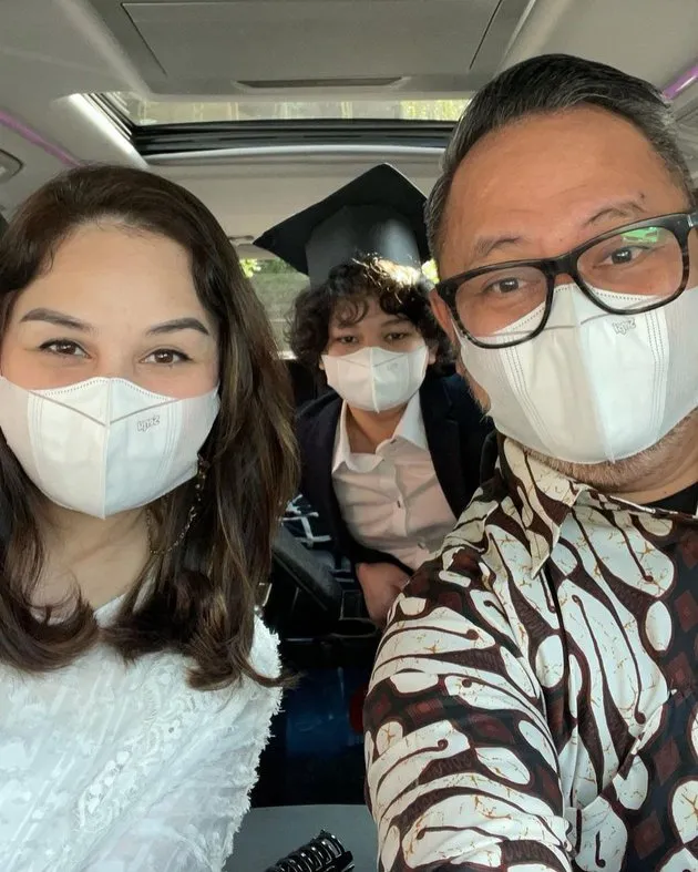 Momen Mona Ratuliu rayakan wisuda anak dari berbagai sumber