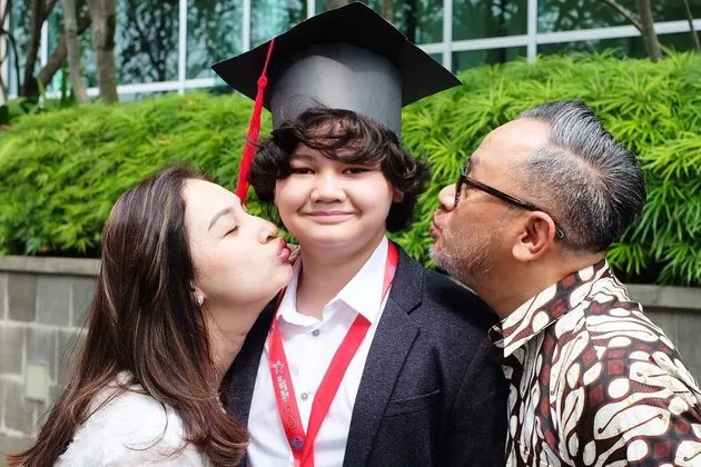Momen Mona Ratuliu rayakan wisuda anak dari berbagai sumber