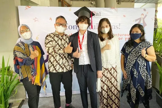 Momen Mona Ratuliu rayakan wisuda anak dari berbagai sumber