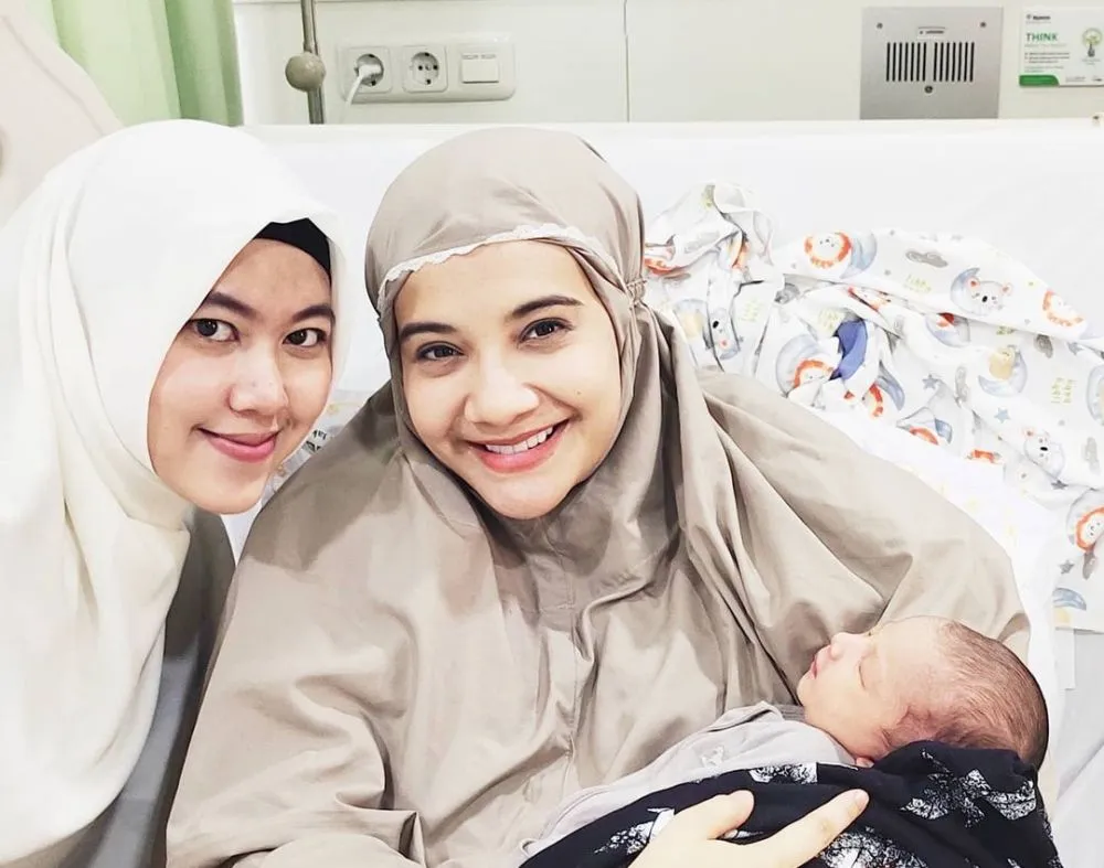 Zaskia Sungkar dan orang tua sambung © 2021 brilio.net Zaskia Sungkar dan orang tua sambung © 2021 brilio.net