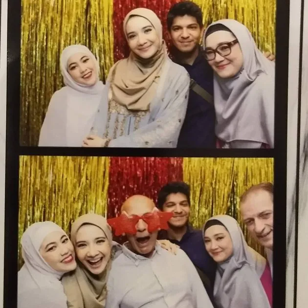 Zaskia Sungkar dan orang tua sambung © 2021 brilio.net Zaskia Sungkar dan orang tua sambung © 2021 brilio.net