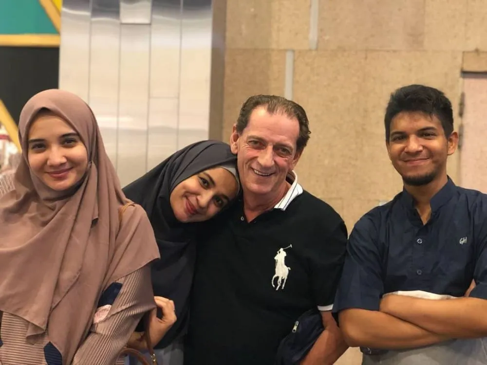 Zaskia Sungkar dan orang tua sambung © 2021 brilio.net Zaskia Sungkar dan orang tua sambung © 2021 brilio.net