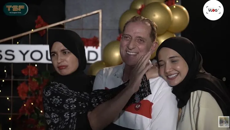 Zaskia Sungkar dan orang tua sambung © 2021 brilio.net Zaskia Sungkar dan orang tua sambung © 2021 brilio.net