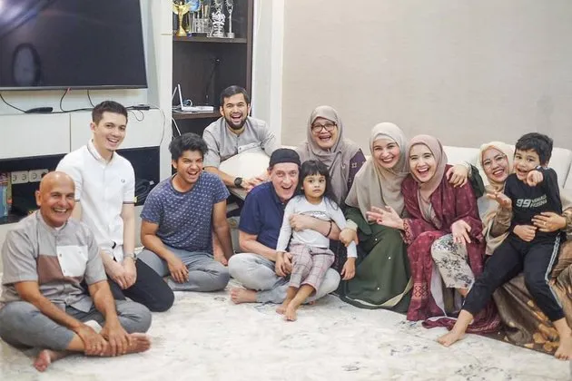 Zaskia Sungkar dan orang tua sambung © 2021 brilio.net Zaskia Sungkar dan orang tua sambung © 2021 brilio.net