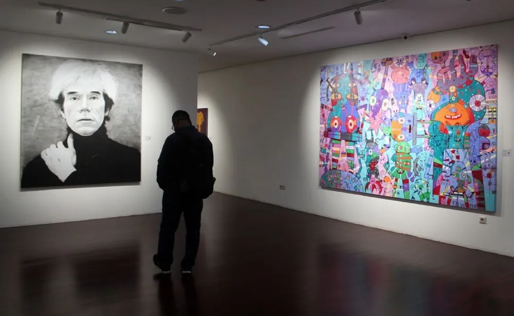 Menikmati karya seni  © 2021 brilio.net