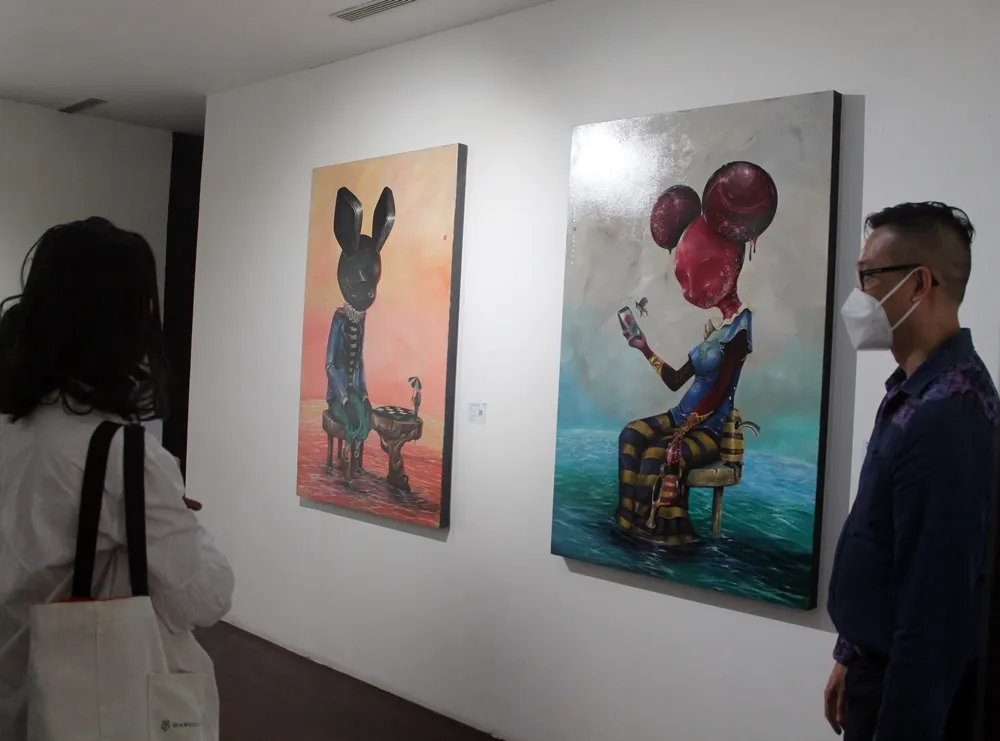 Menikmati karya seni  © 2021 brilio.net