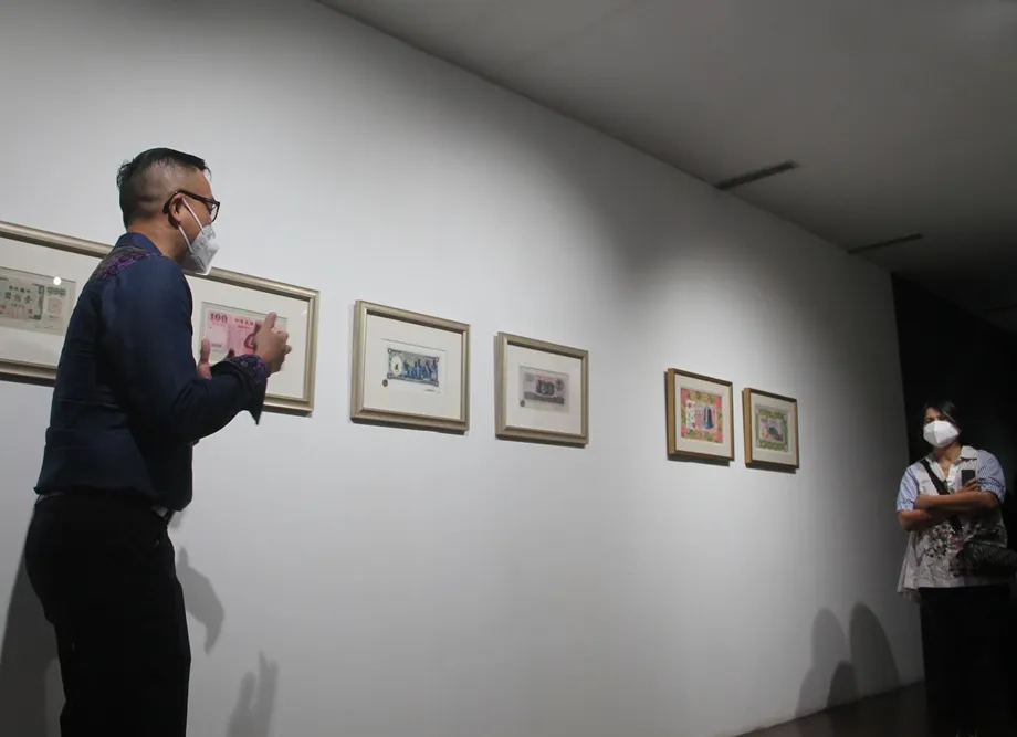 Menikmati karya seni  © 2021 brilio.net