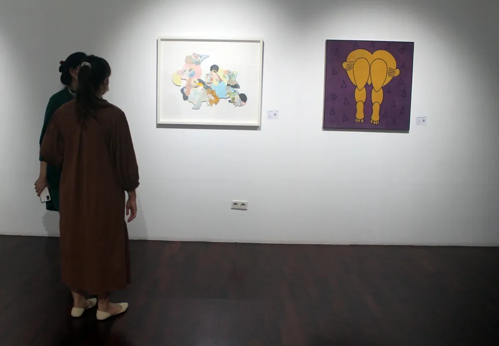 Menikmati karya seni  © 2021 brilio.net