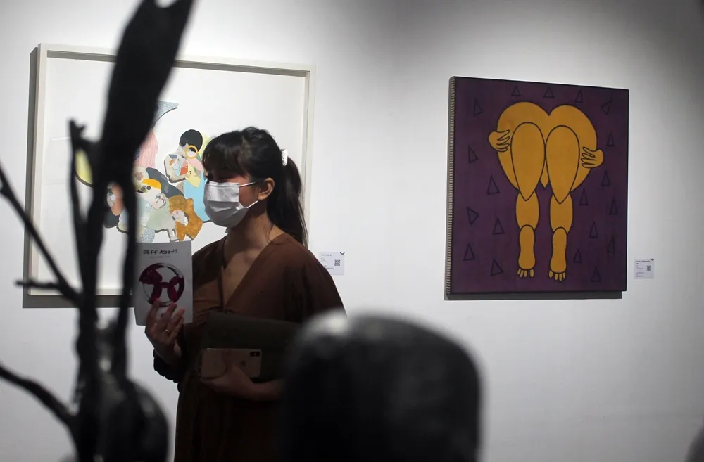 Menikmati karya seni  © 2021 brilio.net