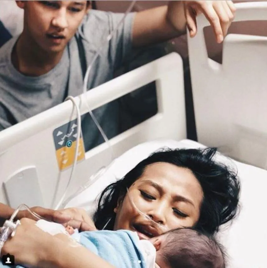 penyanyi dampingi istri lahiran © Instagram penyanyi dampingi istri lahiran © Instagram