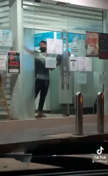 terkunci di atm Berbagai sumber