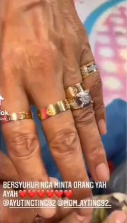 Abdul Rozak pakai perhiasan © 2021 brilio.net Abdul Rozak pakai perhiasan © 2021 brilio.net