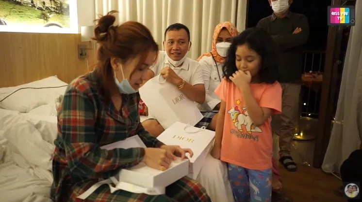 Abdul Rozak pakai perhiasan © 2021 brilio.net Abdul Rozak pakai perhiasan © 2021 brilio.net