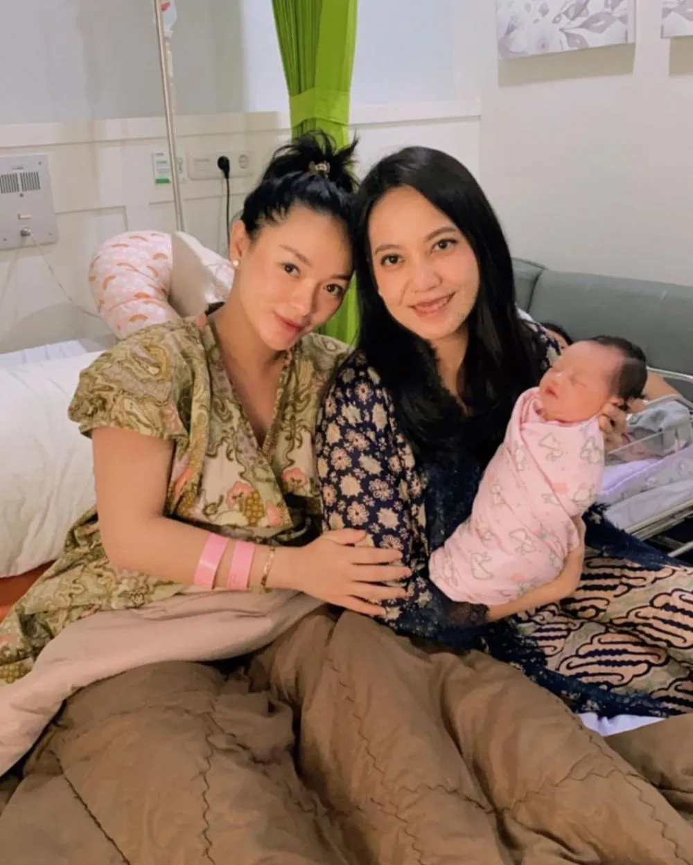 Zaskia Gotik pakai daster © 2021 brilio.net Zaskia Gotik pakai daster © 2021 brilio.net