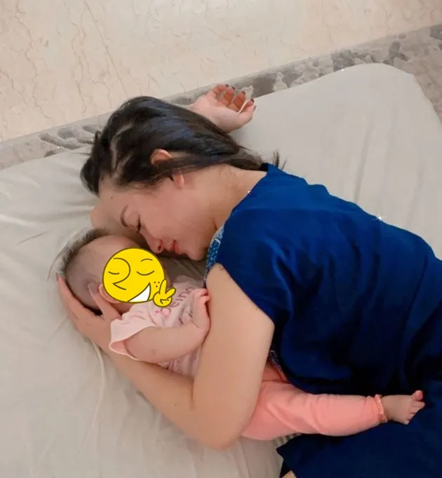 Zaskia Gotik pakai daster © 2021 brilio.net Zaskia Gotik pakai daster © 2021 brilio.net