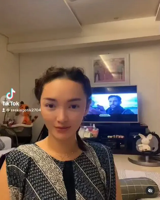 Zaskia Gotik pakai daster © 2021 brilio.net Zaskia Gotik pakai daster © 2021 brilio.net