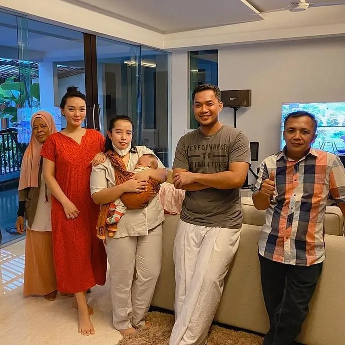 Zaskia Gotik pakai daster © 2021 brilio.net Zaskia Gotik pakai daster © 2021 brilio.net