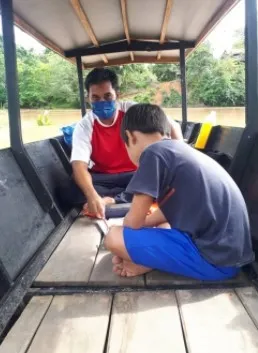 Guru di Malaysia gunakan perahu untuk tempat mengajar selama pandemi © Bernama.com Guru di Malaysia gunakan perahu untuk tempat mengajar selama pandemi © Bernama.com