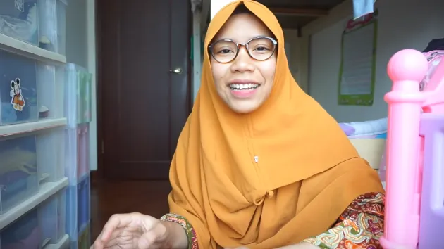 Jadi pengasuh anak sultan, ini gaji dan fasilitas TKW Hong Kong © YouTube/Mboke Memey Jadi pengasuh anak sultan, ini gaji dan fasilitas TKW Hong Kong © YouTube/Mboke Memey