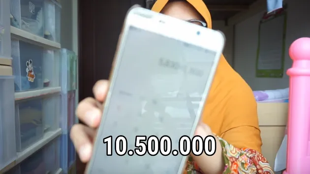 Jadi pengasuh anak sultan, ini gaji dan fasilitas TKW Hong Kong © YouTube/Mboke Memey Jadi pengasuh anak sultan, ini gaji dan fasilitas TKW Hong Kong © YouTube/Mboke Memey