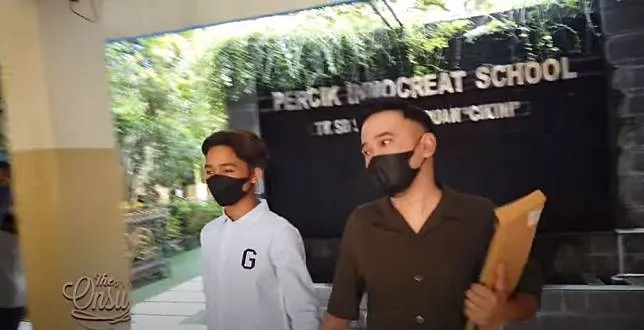 gaya seleb dampingi anak wisuda SMP © 2021 brilio.net gaya seleb dampingi anak wisuda SMP © 2021 brilio.net