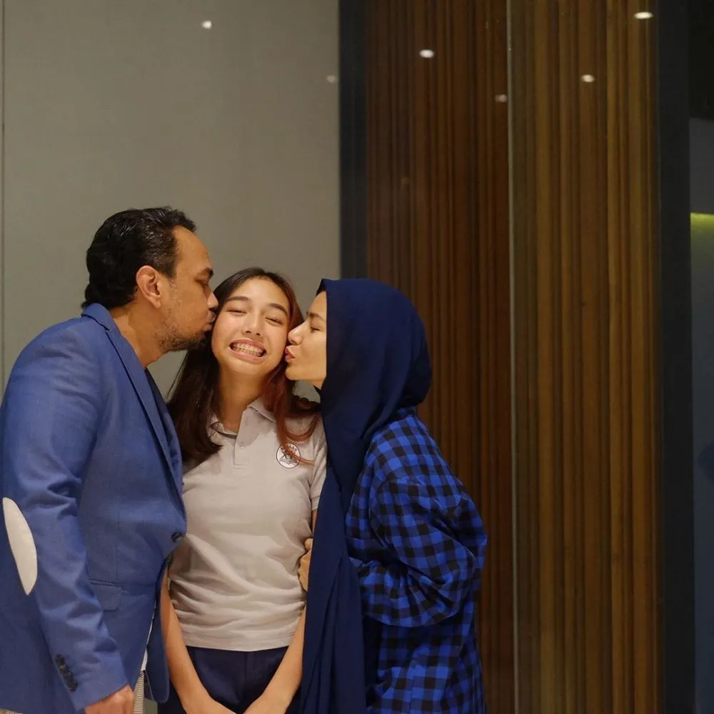 gaya seleb dampingi anak wisuda SMP © 2021 brilio.net gaya seleb dampingi anak wisuda SMP © 2021 brilio.net