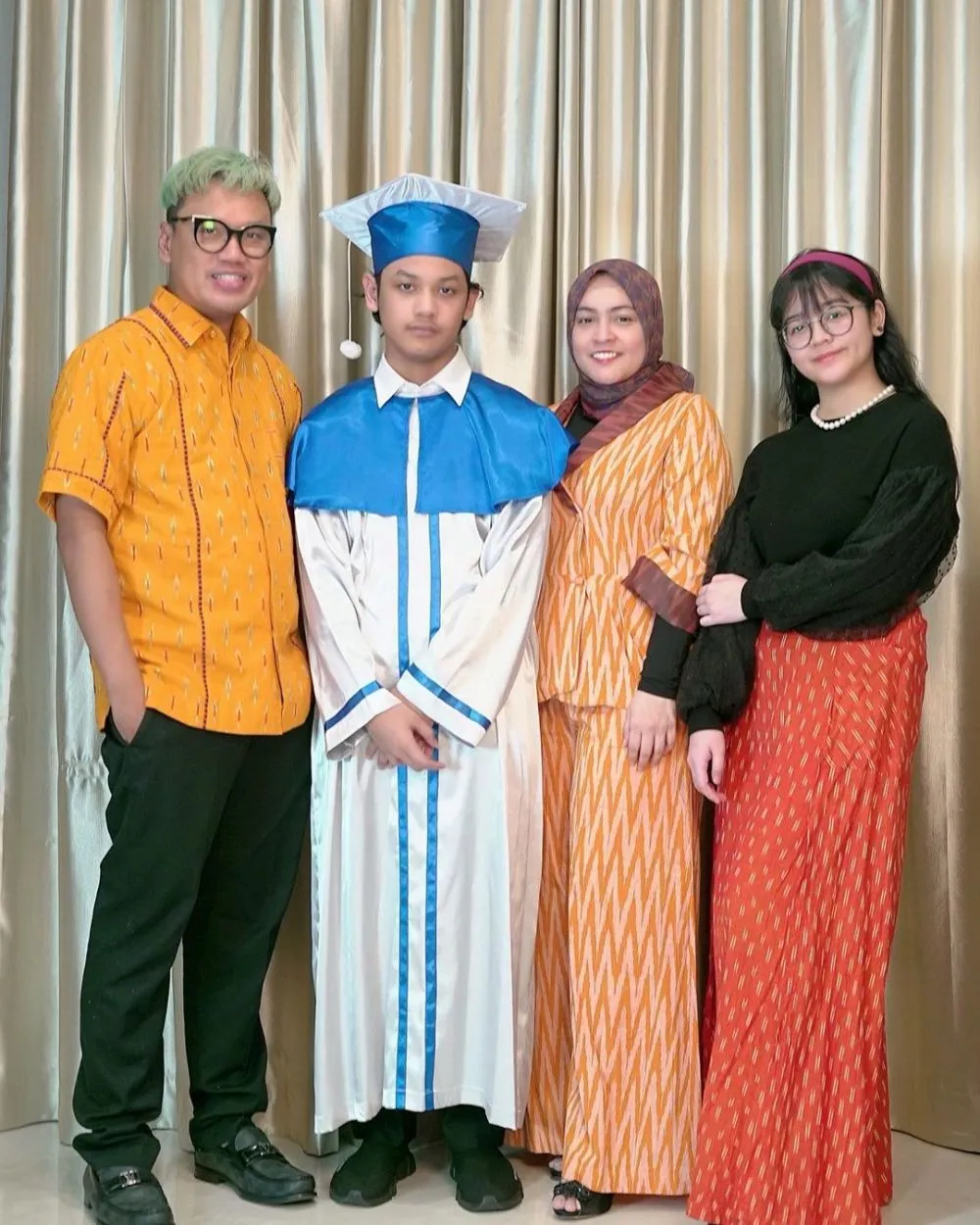 gaya seleb dampingi anak wisuda SMP © 2021 brilio.net gaya seleb dampingi anak wisuda SMP © 2021 brilio.net