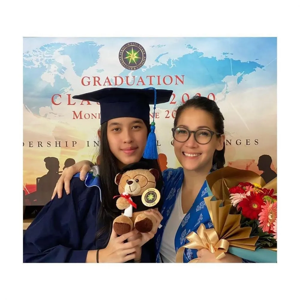 gaya seleb dampingi anak wisuda SMP © 2021 brilio.net gaya seleb dampingi anak wisuda SMP © 2021 brilio.net