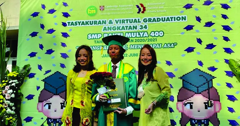 gaya seleb dampingi anak wisuda SMP © 2021 brilio.net gaya seleb dampingi anak wisuda SMP © 2021 brilio.net