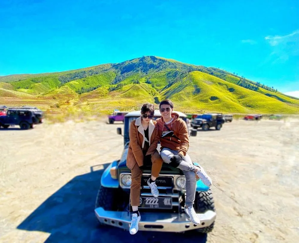 Momen liburan Via Vallen dan Chevra di Bromo Instagram Momen liburan Via Vallen dan Chevra di Bromo Instagram