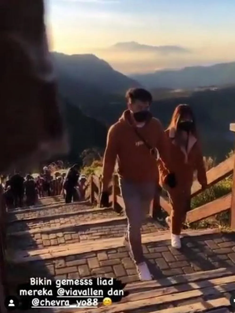 Momen liburan Via Vallen dan Chevra di Bromo Instagram Momen liburan Via Vallen dan Chevra di Bromo Instagram