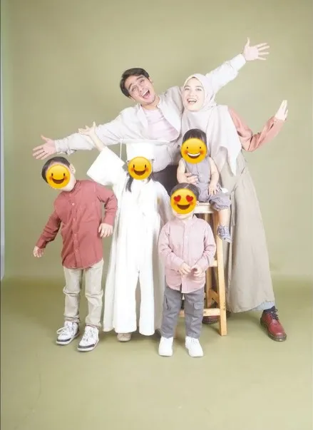 pesinetron rayakan kelulusan TK anak dari berbagai sumber pesinetron rayakan kelulusan TK anak dari berbagai sumber