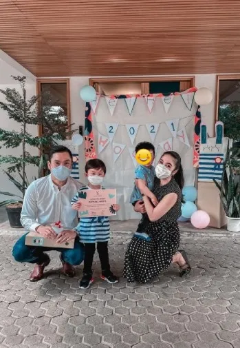 pesinetron rayakan kelulusan TK anak dari berbagai sumber pesinetron rayakan kelulusan TK anak dari berbagai sumber