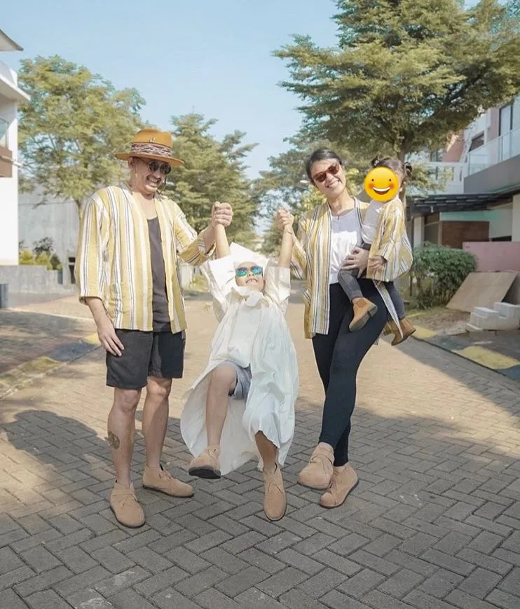 pesinetron rayakan kelulusan TK anak dari berbagai sumber pesinetron rayakan kelulusan TK anak dari berbagai sumber