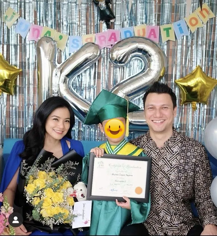 pesinetron rayakan kelulusan TK anak dari berbagai sumber pesinetron rayakan kelulusan TK anak dari berbagai sumber