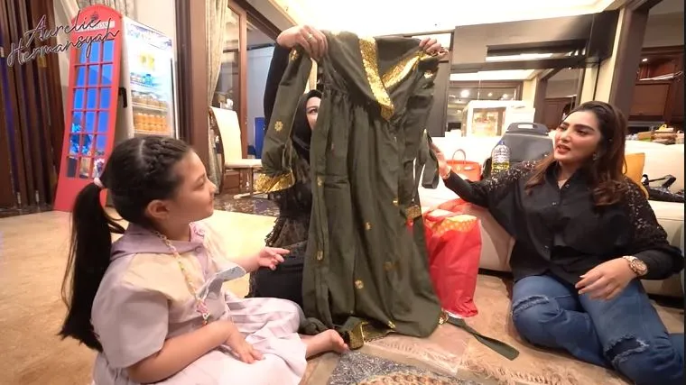 Aurel buka kado © 2021 brilio.net Aurel buka kado © 2021 brilio.net