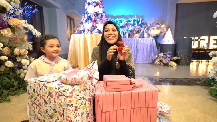 Aurel buka kado © 2021 brilio.net Aurel buka kado © 2021 brilio.net