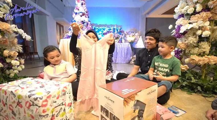 Aurel buka kado © 2021 brilio.net Aurel buka kado © 2021 brilio.net