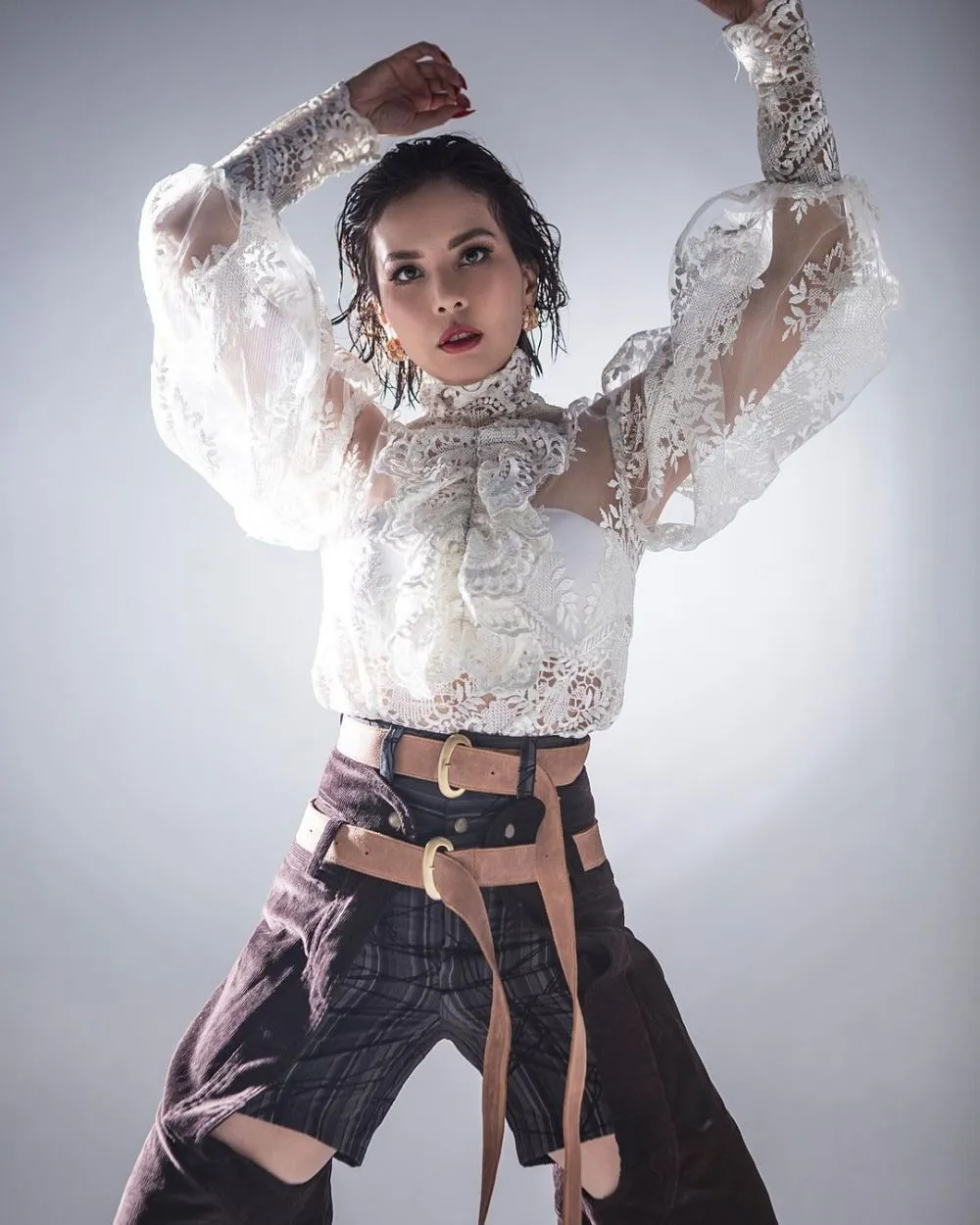 Tya Ariestya bermakeup tebal © 2021 brilio.net Tya Ariestya bermakeup tebal © 2021 brilio.net