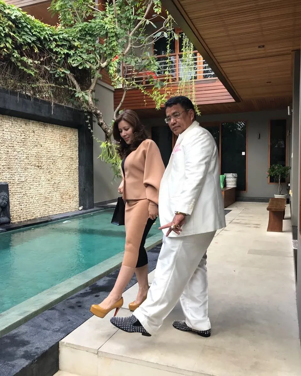 Hotman dengan 3 aspri © 2021 brilio.net Hotman dengan 3 aspri © 2021 brilio.net