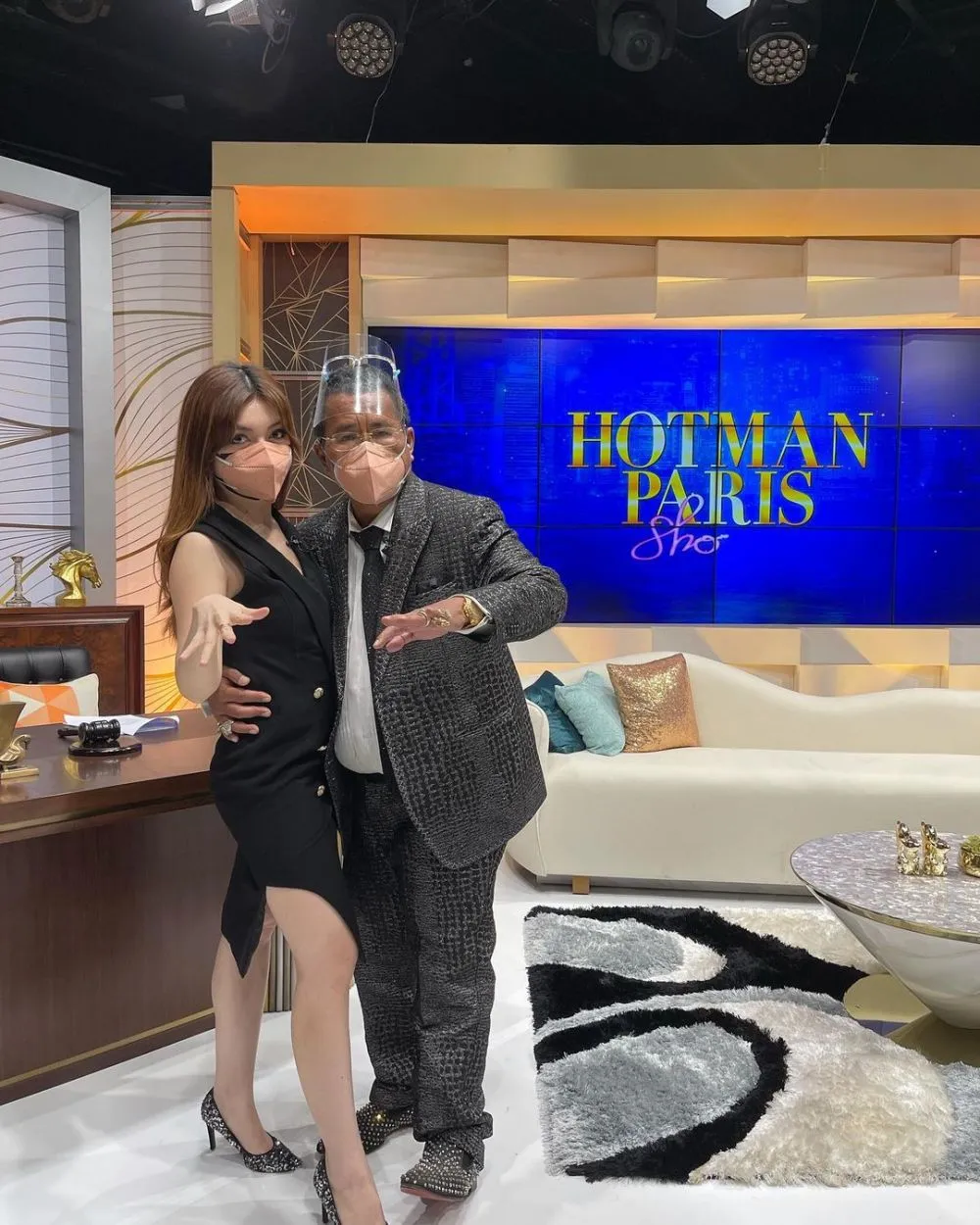 Hotman dengan 3 aspri © 2021 brilio.net Hotman dengan 3 aspri © 2021 brilio.net