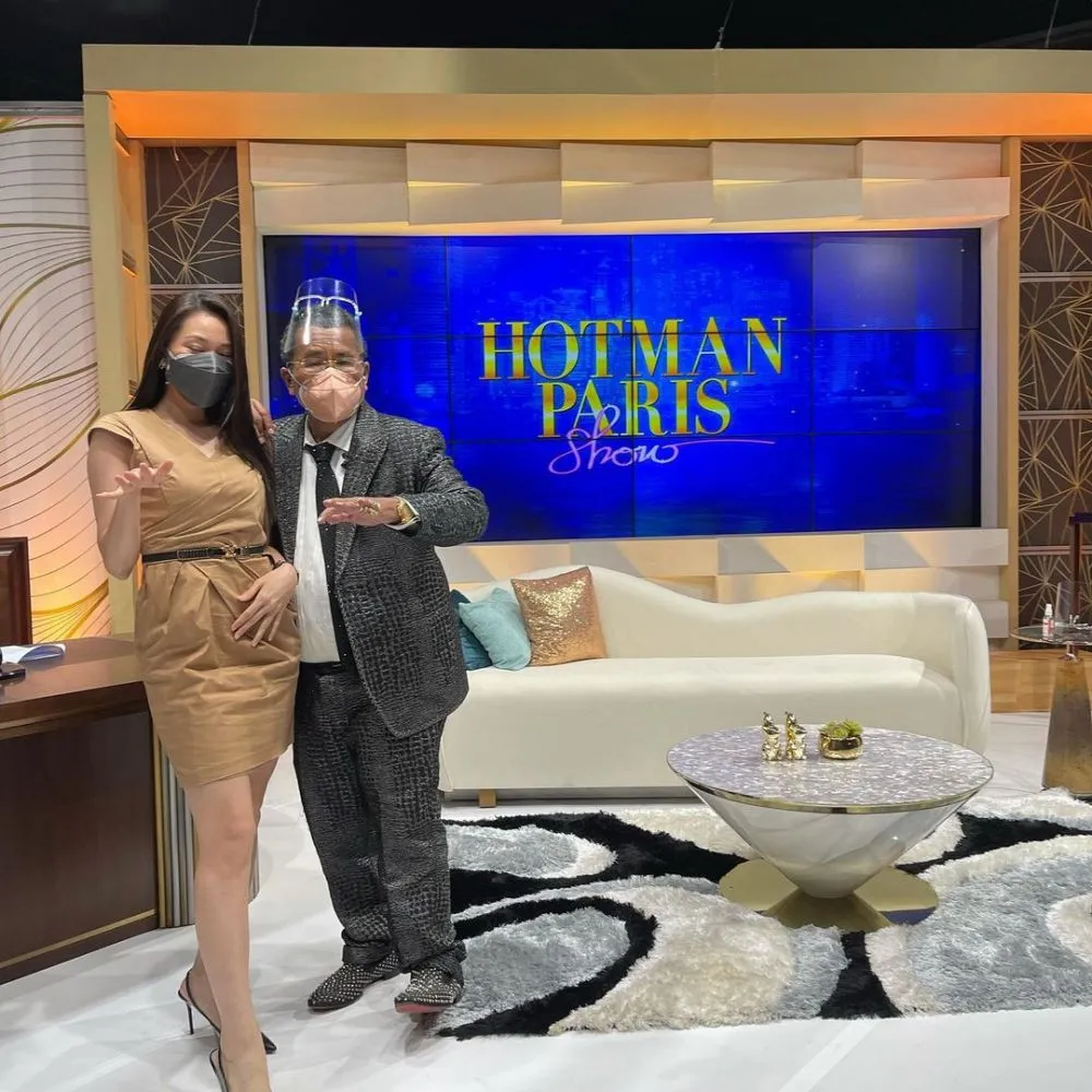 Hotman dengan 3 aspri © 2021 brilio.net Hotman dengan 3 aspri © 2021 brilio.net