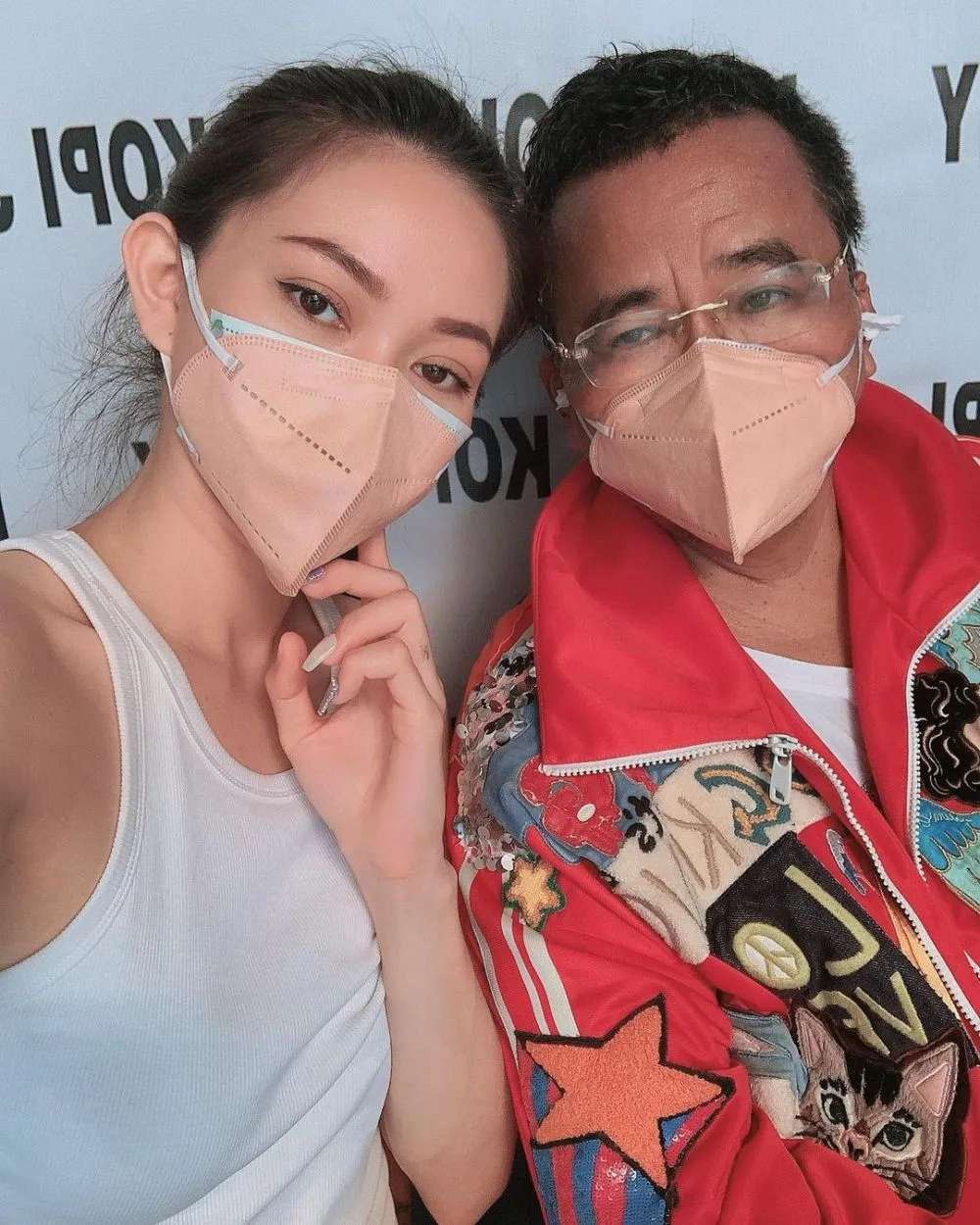 Hotman dengan 3 aspri © 2021 brilio.net Hotman dengan 3 aspri © 2021 brilio.net