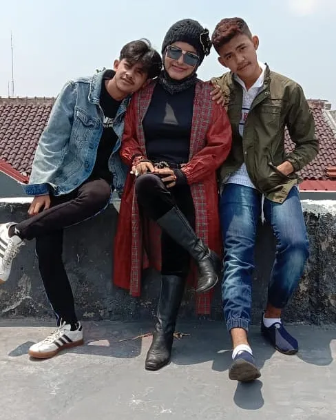 Neneng Anjarwati bersama anak bungsu © 2021 brilio.net