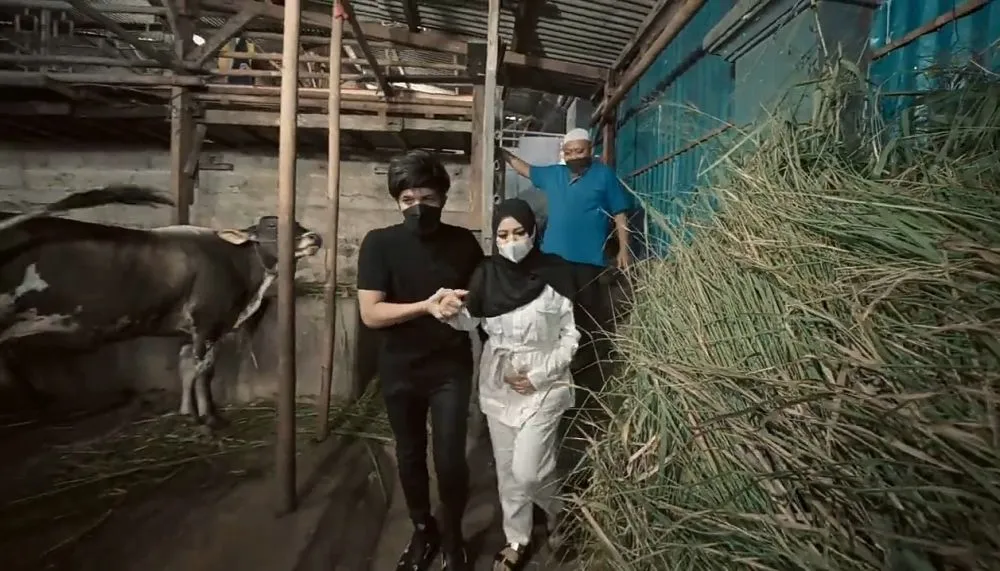 Atta Halilintar dan Aurel Hermansyah beli hewan kurban © 2021 brilio.net YouTube Atta Halilintar dan Aurel Hermansyah beli hewan kurban © 2021 brilio.net YouTube